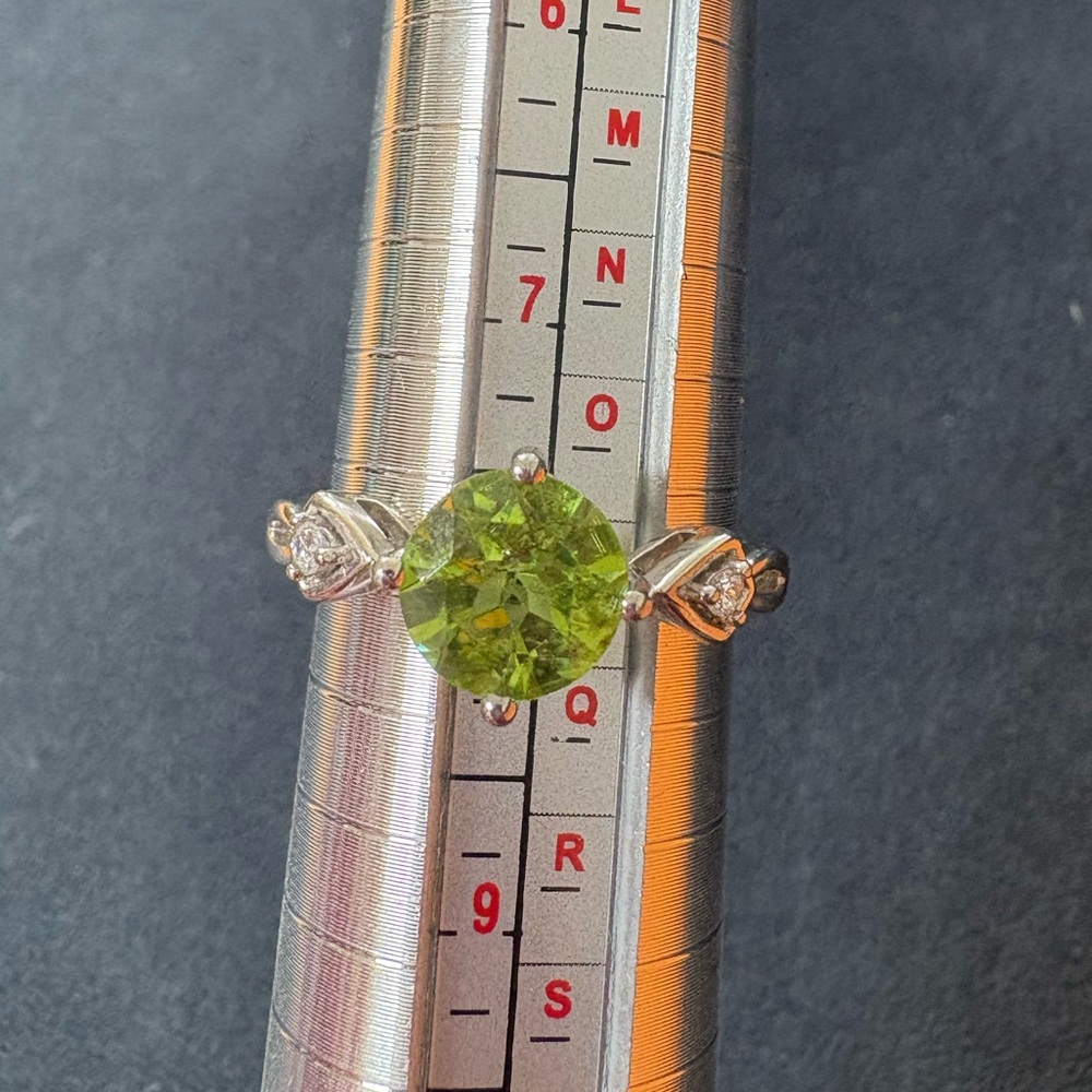 ❌❌❌SOLD❌❌Elegant  925 Silver and Green Gemstone Ring